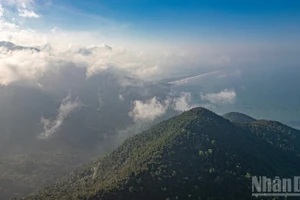 La cima de Hai Van en un día cubierto de nubes blancas.