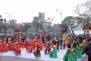 El festival de Ajedrez humano en la Plaza capitalina Dong Kinh Nghia Thuc. (Foto: VNA)
