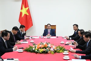 [Foto] Premier vietnamita sostiene llamada telefónica con su homólogo camboyano