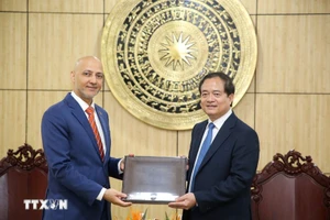 El embajador de los EAU en Vietnam, Bader Almatrooshi (izquierda), y el vicepresidente del Comité Popular provincial Nguyen Hong Thanh en la reunión. (Foto: VNA)