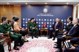 El viceministro de Defensa vietnamita Hoang Xuan Chien se reúne con el ministro de Defensa turco, Yasar Guler. (Foto: VNA)