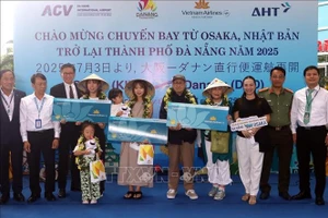 Primeros viajeros procedentes de Osaka tras la reanudación de la ruta directa entre esa urbe japonesa y la ciudad vietnamita de Da Nang. (Fotografía: VNA)
