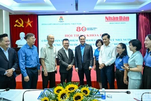 [Foto] Seminario sobre tareas del sindicato vietnamita en construcción del Estado socialista de derecho, coordinado por Nhan Dan