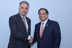 El primer ministro de Vietnam, Pham Minh Chinh (derecha), se reúne con el presidente de Uruguay, Yamandú Orsi, en el marco de la Cumbre ampliada de los BRICS 2025. (Fotografía: VGP)