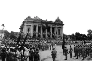 Tropas guerrilleras avanzan hacia Hanói desde las bases de resistencia, congregándose frente al Gran Teatro de la Ópera de Hanói, el 30 de agosto de 1945. (Foto: Archivo de la VNA)