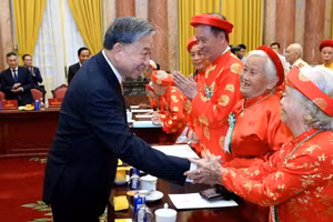 El máximo dirigente vietnamita sostiene un encuentro con 85 personas mayores ejemplares de todo el país.