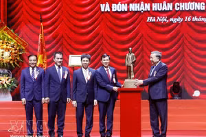 El secretario general del PCV y presidente de Vietnam, To Lam, entrega una estatua del Presidente Ho Chi Minh a la Universidad Nacional de Hanói. (Foto: VNA)