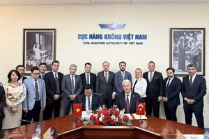 En el acto de firma. (Foto: Autoridad de Aviación Civil de Vietnam)