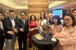 Nguyen Pham Hoang Nguyen (extremo izquierdo) en una celebración de Año Nuevo organizada por la Embajada de Vietnam en Filipinas.