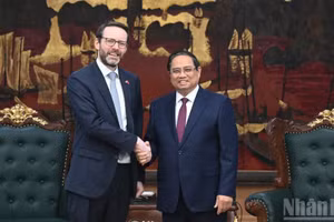 El primer ministro Pham Minh Chinh y el embajador del Reino Unido de Gran Bretaña e Irlanda del Norte en Vietnam, Iain Frew.