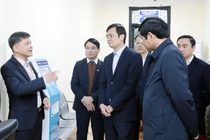 La delegación del Consejo Nacional Electoral inspecciona los preparativos para las elecciones en el barrio de Viet Tri, en Phu Tho. (Foto: VNA)