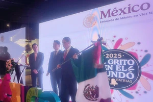El viceministro de Relaciones Exteriores de Vietnam, Dang Hoang Giang; el embajador de México en Vietnam, Alejandro Negrín; y el el cónsul honorario de México en Ciudad Ho Chi Minh, Vu Anh Minh. 