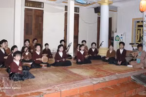 Los clubes de canto Xam en la comuna de Yen Tu constituyen un espacio donde las melodías tradicionales se preservan, practican y transmiten de manera sistemática a las nuevas generaciones. (Foto: VNA)
