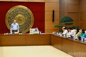 El presidente de la ANV, Tran Thanh Man, pronuncia un discurso de orientación en la reunión de trabajo con el Comité Permanente de la Comisión de Leyes y Justicia.