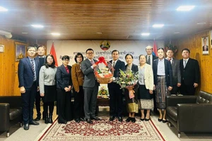 El embajador de Vietnam en Austria, Vu Le Thai Hoang, al frente de la delegación de su misión diplomática, visita la Embajada de Vientián en Viena. 