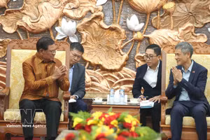 El embajador de Vietnam en Camboya, Nguyen Minh Vu (derecha), recibe al vicepresidente del CPP, Samdech Sar Kheng, en ocasión del Año Nuevo tradicional Choul Chnam Thmey 2026. (Foto: VNA)
