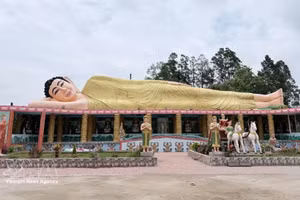 La estatua del Buda reclinado entrando en el Nirvana, de 100 metros de longitud, en la pagoda Serey Meang Kol Sa Kor. (Foto: VNA)