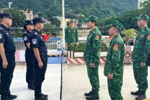 Las fuerzas de guardia fronteriza de la provincia vietnamita de Lao Cai y china de Honghe lanzan las patrullas conjuntas del año 2026. (Foto: VNA)