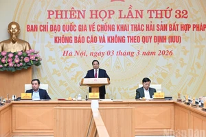 El primer ministro Pham Minh Chinh habla en la reunión.