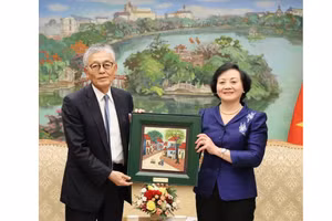 La viceprimer ministra vietnamita Pham Thi Thanh Tra recibe a Honna Hitoshi, presidente y director general de Erex, una de las principales empresas de energía de biomasa de Japón. (Foto: VGP)