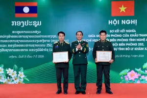 El coronel Tran Quang Trung, comisario político de la Guardia Fronteriza de Nghe An, entrega certificados de reconocimiento a un colectivo y a una persona de la Compañía de Guardia Fronteriza 252 por sus destacados logros en la ejecución del Programa de Hermanamiento.