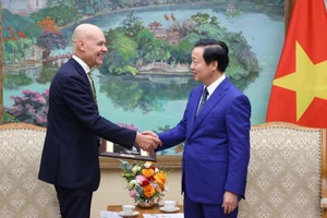 El viceprimer ministro Tran Hong Ha recibe al embajador neerlandés en Vietnam, Kees van Baar. (Foto: VNA)