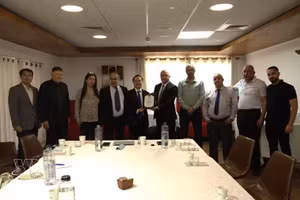 El embajador de Vietnam en Israel, Nguyen Ky Son, y delegados. (Foto: VNA)