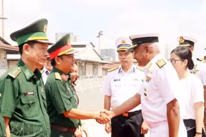 Representantes del Departamento de Asuntos Exteriores del Ministerio de Defensa dan la bienvenida al contralmirante Alok Ananda (derecha), oficial al mando de la Flota del Este de la Armada india. (Foto: VNA)
