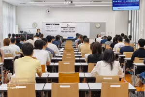 Los candidatos escuchan el reglamento del examen. (Foto: VNA)