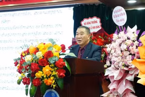 Bui Xuan Bien, presidente del Consejo Universitario de la FBU, pronuncia un discurso en la ceremonia. (Foto: VNA)