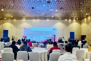 El subdirector de la Administración Nacional de Turismo de Vietnam, Pham Van Thuy, pronuncia el discurso de apertura del programa. (Foto: baovanhoa.vn)