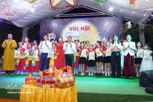 La Asociación de Vietnamitas en Laos, en colaboración con la pagoda Bang Long, celebra el Festival de Medio Otoño. (Foto: VNA)