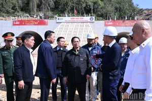 El primer ministro Pham Minh Chinh inspecciona las obras de la autopista Dong Dang–Tra Linh en el tramo del túnel That Khe.