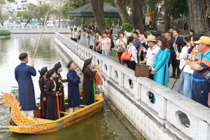 Las atracciones turísticas de Bac Ninh atraen a grandes multitudes tras el lanzamiento del exitoso videoclip "Bac Bling". (Foto: VNA)