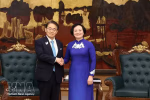 La viceprimera ministra vietnamita, Pham Thi Thanh Tra, recibe al gobernador de la prefectura japonesa de Aichi, Omura Hideaki. (Foto: VNA)