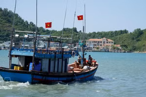 Un barco pesquero fanea en el mar. (Foto: VNA)