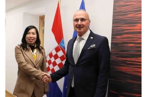 La viceministra de Relaciones Exteriores de Vietnam Le Thi Thu Hang y el canciller croata, Gordan Grlić Radman. (Foto: VNA)