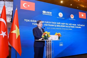 El presidente de la ANV, Tran Thanh Man, pronuncia un discurso en la sesión inaugural del coloquio. (Foto: Doan Tan/VNA)