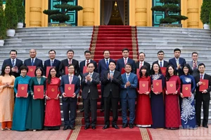 El presidente Luong Cuong junto a los embajadores nombrados y los delegados asistentes.