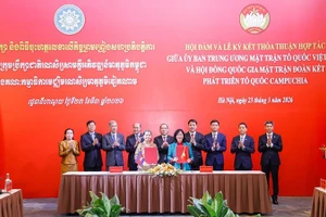 En el acto de firma del acuerdo. 