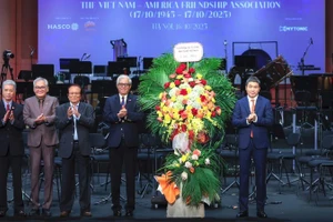 El presidente de la Unión de Organizaciones de Amistad de Vietnam, Phan Anh Son, entrega flores para felicitar a la Asociación Vietnam-Estados Unidos. 