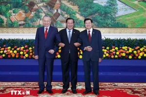 El secretario general del Partido Comunista de Vietnam (PCV), To Lam (izquierda), el presidente del Partido Popular de Camboya (PPC), Hun Sen (derecha), y el secretario general del Partido Revolucionario Popular de Laos (PPRL), Thongloun Sisoulith, en la reunión de alto nivel en Phnom Penh. (Foto: VNA)