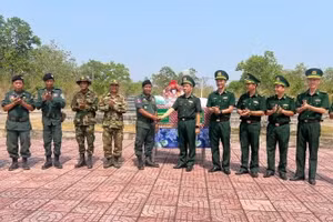 El Puesto de Guardia Fronteriza del paso fronterizo de Dak Rue felicita y entrega obsequios a las fuerzas camboyanas de protección fronteriza.