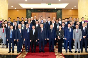 El secretario general del PCV, To Lam, junto a líderes de más de 40 grandes corporaciones y empresas internacionales, miembros del Consejo Empresarial de Asia. (Foto: Dang Khoa)