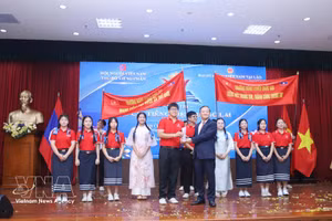 El embajador Nguyen Minh Tam entrega el primer premio al equipo de la Escuela para Estudiantes Talentosos y de Minorías Étnicas de la Universidad Nacional de Laos en el concurso. (Foto: VNA)