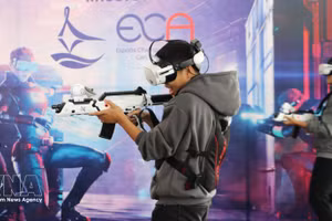 Estudiantes experimentan juegos de realidad virtual. (Foto: VNA)