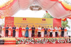 Representantes de ambos países cortan la cinta para inaugurar el proyecto de restauración y renovación del Sitio Histórico del Presidente Ho Chi Minh en la provincia de Savannakhet. (Foto: VNA)