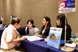 Empresas de Tailandia y Vietnam establecen conexiones comerciales directas en el evento “Intercambio comercial de productos industriales Vietnam–Tailandia”, celebrado el 13 de febrero de 2025. (Foto: VNA)