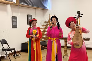 Interpretación de la canción “Trong Com” (Tambor cilíndrico tradicional vietnamita) con letras adaptadas al francés para facilitar el acercamiento y la comprensión de los espectadores locales. (Foto: VNA)