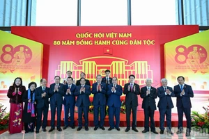 El secretario general del PCV, To Lam; el presidente del Estado, Luong Cuong; el primer ministro, Pham Minh Chinh; el presidente de la Asamblea Nacional, Tran Thanh Man; el miembro permanente del Secretariado del PCV, Tran Cam Tu, y los delegados en el acto. 